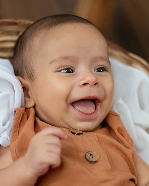 Bebê em ensaio de acompanhamento mensal em estúdio.'