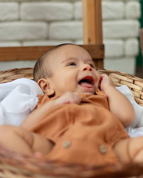 Bebê em ensaio de acompanhamento mensal em estúdio.'