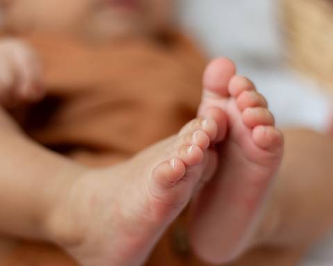 Bebê em ensaio de acompanhamento mensal em estúdio.'