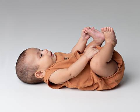 Bebê em ensaio de acompanhamento mensal em estúdio.'