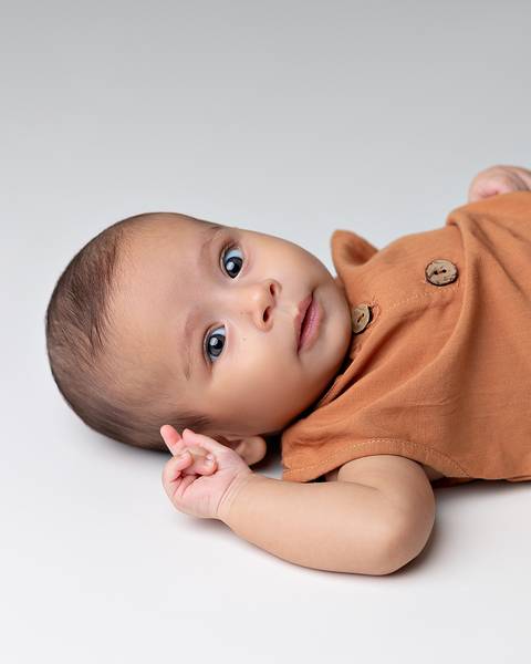 Bebê em ensaio de acompanhamento mensal em estúdio.'