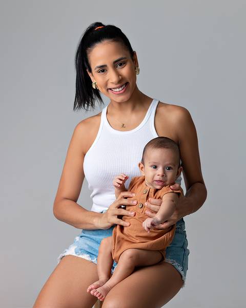 Bebê em ensaio de acompanhamento mensal em estúdio.'