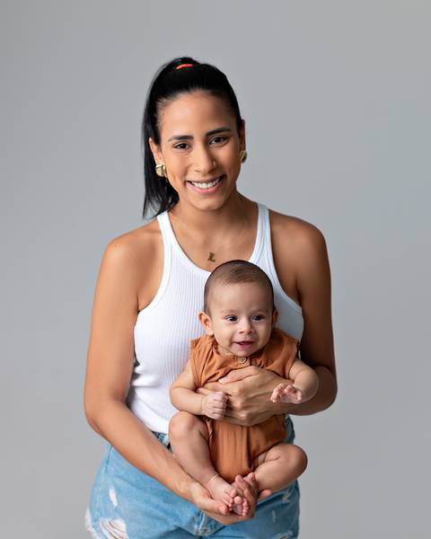 Bebê em ensaio de acompanhamento mensal em estúdio.'
