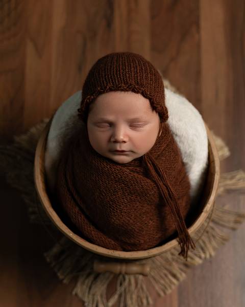 Ensaio Newborn de Ian Miguel. Bebê enrolado no wrap com toquinha. '