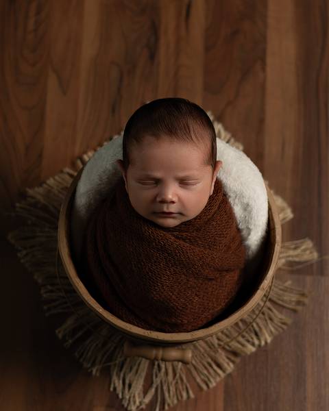 Ensaio Newborn de Ian Miguel. Bebê enrolado no wrap.'