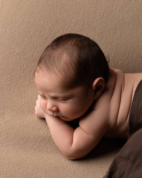 Ensaio Newborn de Ian Miguel. Bebê dormindo no poof'