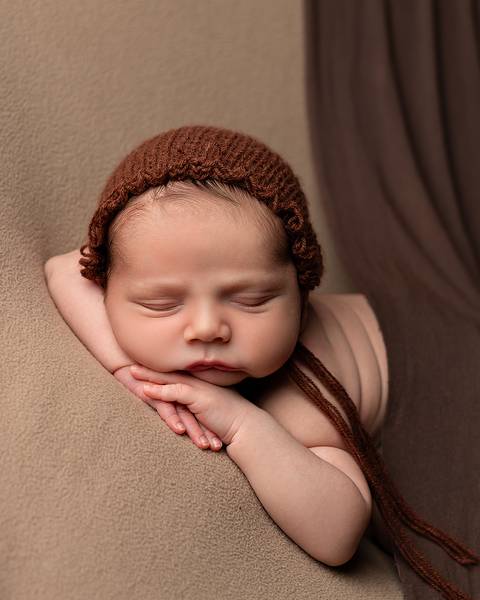 Ensaio Newborn de Ian Miguel. Bebê dormindo no poof'