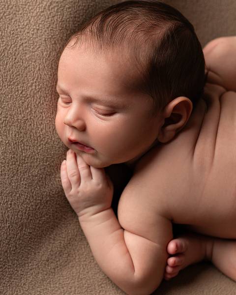 Ensaio Newborn de Ian Miguel. Bebê dormindo no poof'