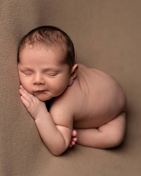 Ensaio Newborn de Ian Miguel. Bebê dormindo no poof'