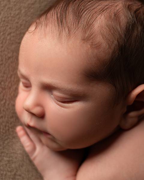 Ensaio Newborn de Ian Miguel. Bebê dormindo no poof'