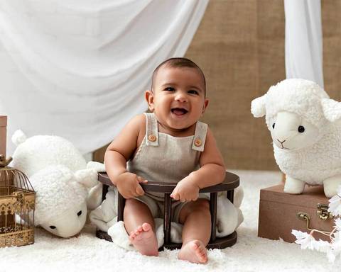 Ensaio de Páscoa de bebê em estúdio'