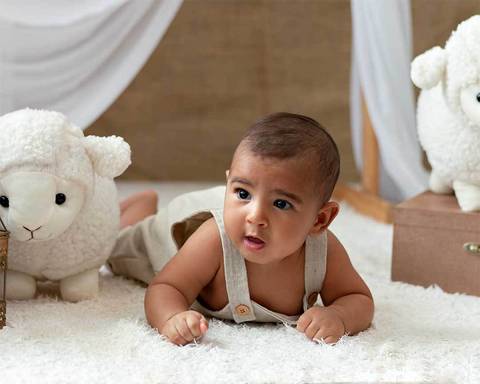 Ensaio de Páscoa de bebê em estúdio'