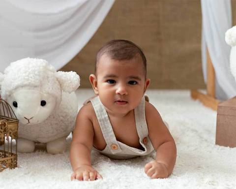 Ensaio de Páscoa de bebê em estúdio'