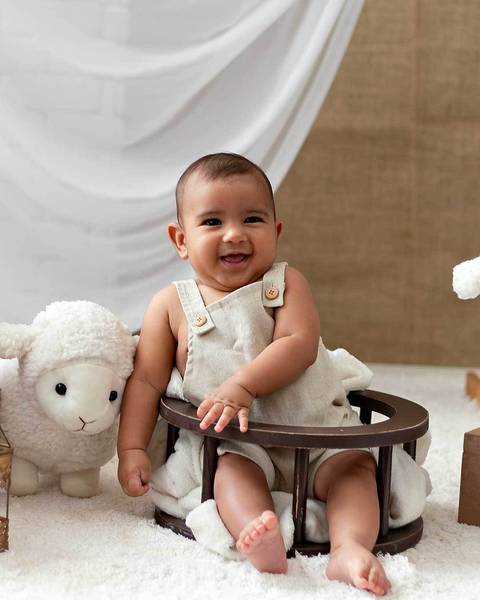 Ensaio de Páscoa de bebê em estúdio'