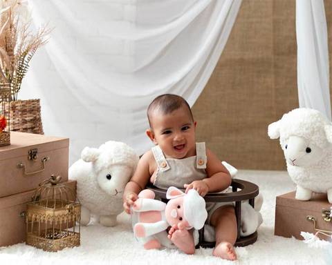 Ensaio de Páscoa de bebê em estúdio'