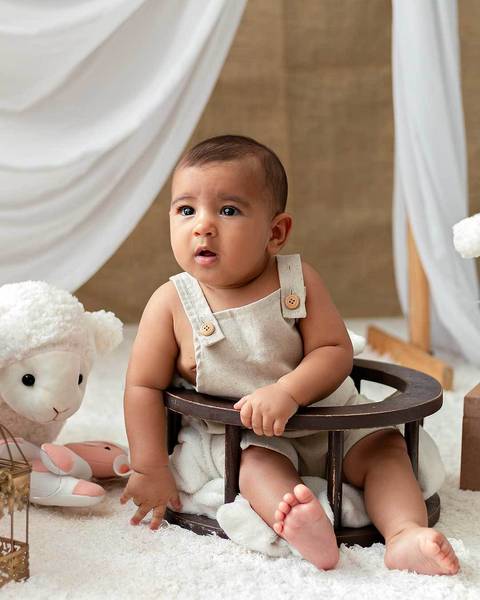 Ensaio de Páscoa de bebê em estúdio'