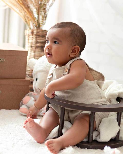 Ensaio de Páscoa de bebê em estúdio'