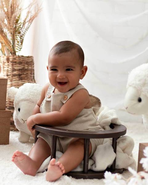 Ensaio de Páscoa de bebê em estúdio'