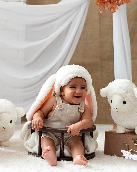 Ensaio de Páscoa de bebê em estúdio'