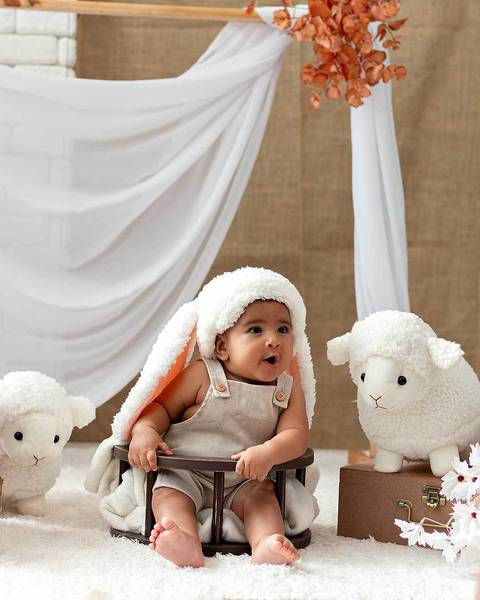 Ensaio de Páscoa de bebê em estúdio'