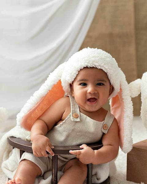 Ensaio de Páscoa de bebê em estúdio'