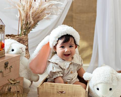 Ensaio de Páscoa de bebê em estúdio'