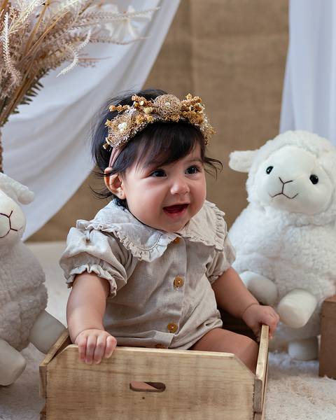 Ensaio de Páscoa de bebê em estúdio'