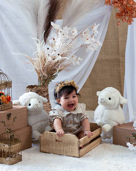 Ensaio de Páscoa de bebê em estúdio'