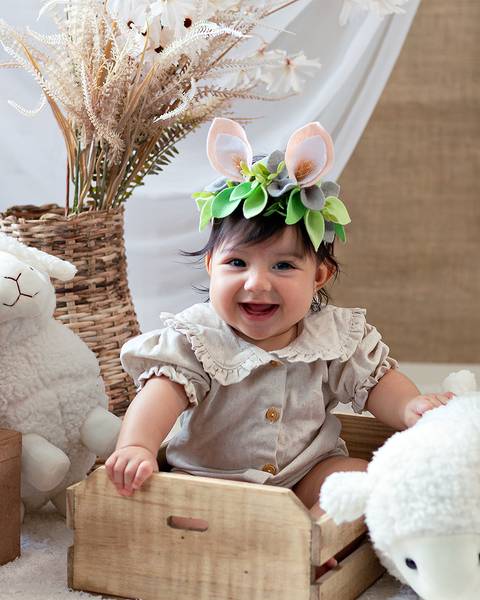 Ensaio de Páscoa de bebê em estúdio'