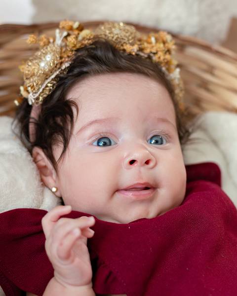 Ensaio de 3 meses de bebê com tema de Páscoa'