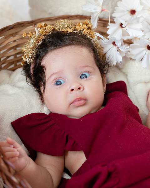 Ensaio de 3 meses de bebê com tema de Páscoa'