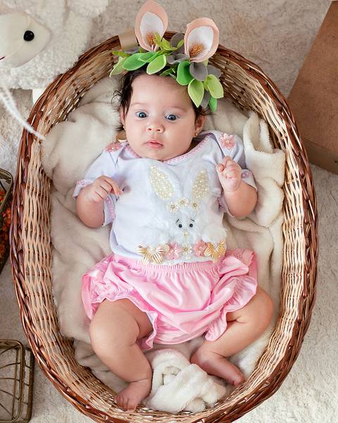 Ensaio de 3 meses de bebê com tema de Páscoa'