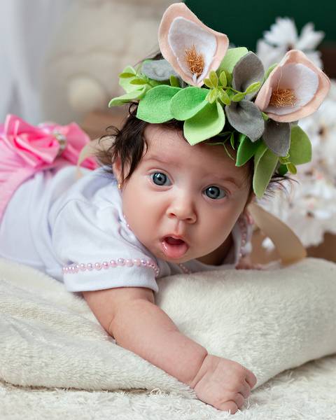 Ensaio de 3 meses de bebê com tema de Páscoa'