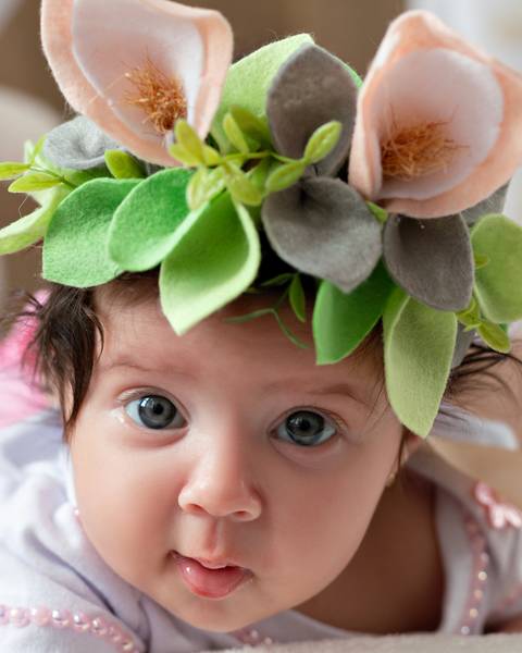 Ensaio de 3 meses de bebê com tema de Páscoa'