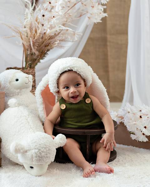 Bebê em ensaio de Páscoa'