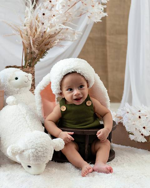 Bebê em ensaio de Páscoa'