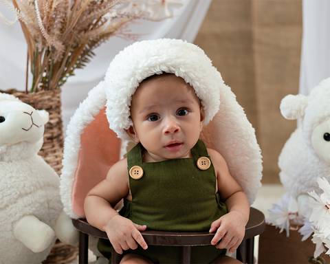 Bebê em ensaio de Páscoa'