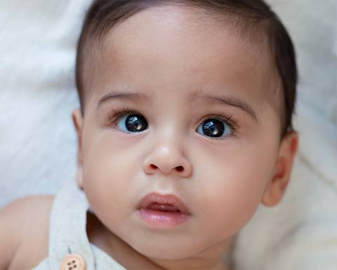 Bebê em ensaio de Páscoa'