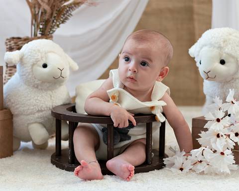 Ensaio de Páscoa de bebê em estúdio'