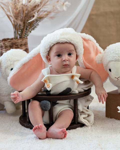 Ensaio de Páscoa de bebê em estúdio'