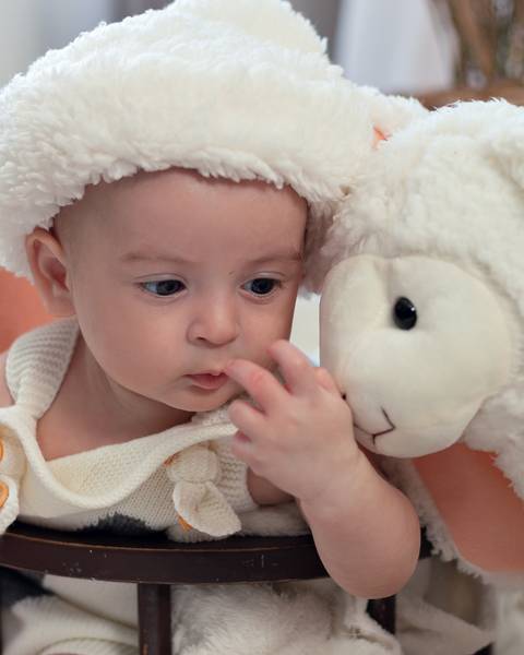 Ensaio de Páscoa de bebê em estúdio'