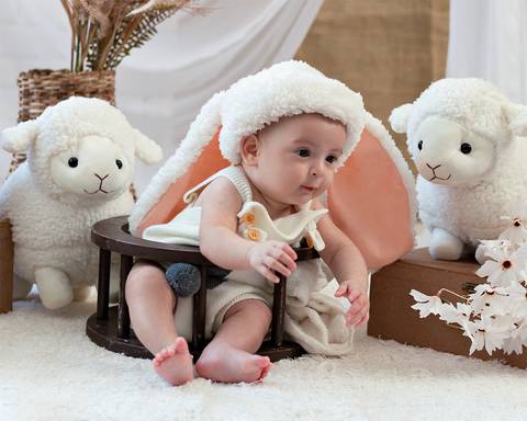 Ensaio de Páscoa de bebê em estúdio'