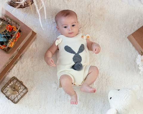 Ensaio de Páscoa de bebê em estúdio'
