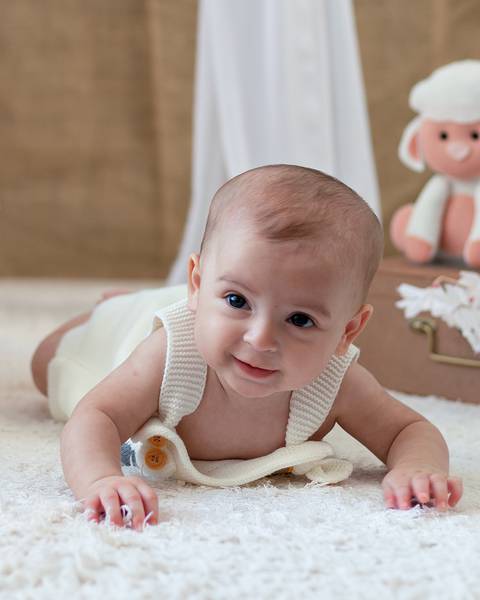 Ensaio de Páscoa de bebê em estúdio'