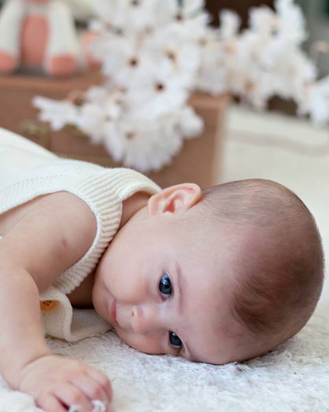 Ensaio de Páscoa de bebê em estúdio'