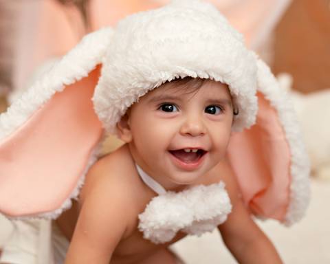 Bebê em ensaio de Páscoa em estúdio'