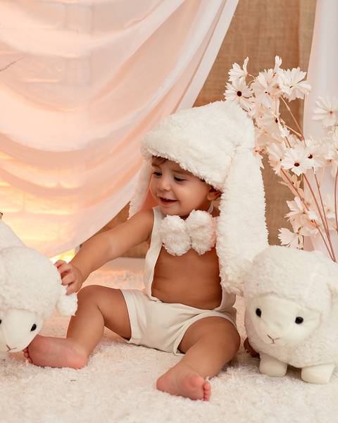 Bebê em ensaio de Páscoa em estúdio'