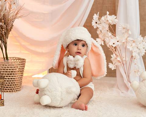 Bebê em ensaio de Páscoa em estúdio'