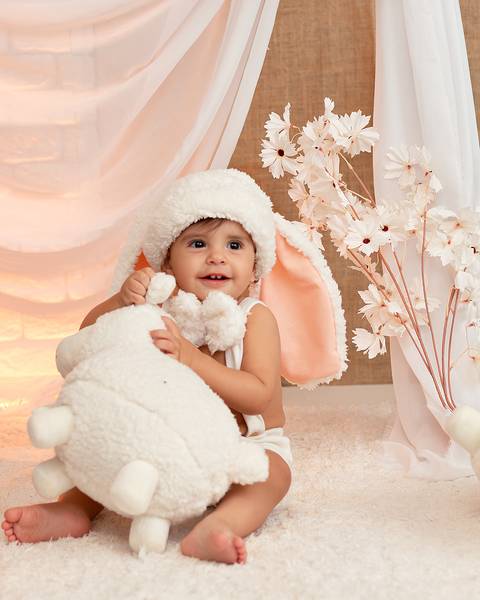 Bebê em ensaio de Páscoa em estúdio'