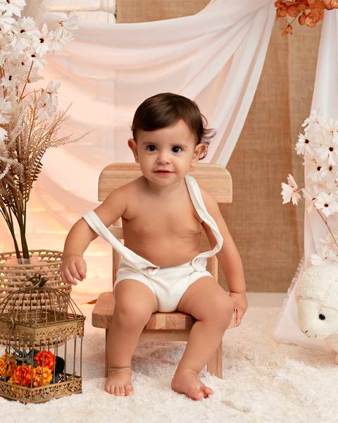 Bebê em ensaio de Páscoa em estúdio'